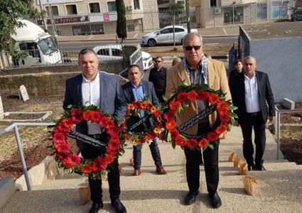 وضع أكاليل الزهور على أضرحة شهداء يوم الأرض
