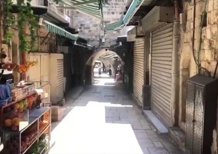 إغلاق 14محلا ومنشأة تجارية لعدم التزامهم بحالة الطوارئ في قلقيلة