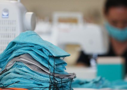 "الاقتصاد": أربعة مصانع جديدة لإنتاج الكمامات واللباس الواقي