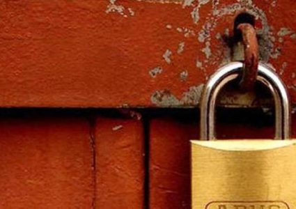 الخليل: الاقتصاد تُغلق محلاً تجارياً يبيع مواد منتهية الصلاحية