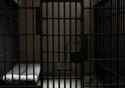 شاهد تمرد سجناء داخل سجن إيراني خوفا من انتشار وباء كورونا