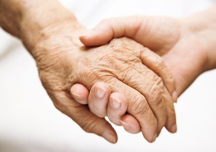 بارقة أمل.. تعافي عجوز هولندية عمرها 100 عام من فيروس كورونا