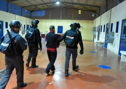 إدارة "عوفر" تحجر 9 أسرى ممن خالطوا الأسير المحرر المُصاب بكورونا