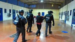 إدارة "عوفر" تحجر 9 أسرى ممن خالطوا الأسير المحرر المُصاب بكورونا