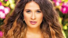 الظهور الأول لابنة ياسمين عبد العزيز بعد أن أصبحت شابة