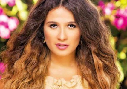 الظهور الأول لابنة ياسمين عبد العزيز بعد أن أصبحت شابة