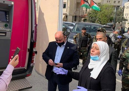 صرافات متنقلة لصرف رواتب الموظفين في قرى غرب رام الله