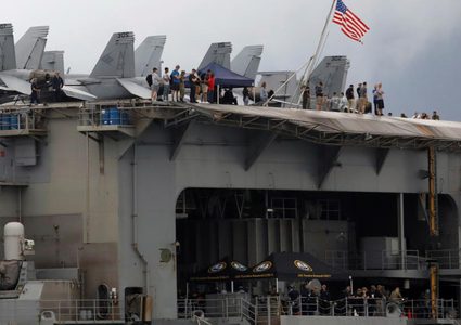 كورونا يجبر البحرية الأميركية على إخلاء حاملة طائرات