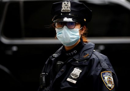 أمريكا.. سجن رجل بتهمة السعال في وجه شرطي