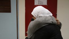 غنام تودع العمال بعد اتمام اجراءات الفحص وظهور نتائجها السلبية