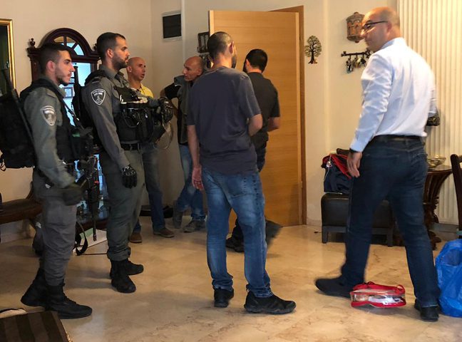 الاحتلال يجبر وزير شؤون القدس على ارتداء كمامة ملوثة بالدماء