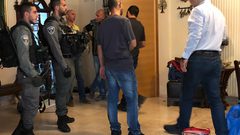 الاحتلال يجبر وزير شؤون القدس على ارتداء كمامة ملوثة بالدماء
