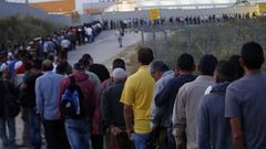 تركيب وحدة تعقيم للعمال العائدين عبر معبر "الجلمة"