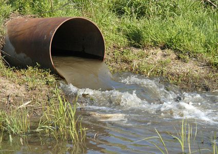 الاحتلال يجرف أراضي الخليل يغرق أخرى بالمياه العادمة