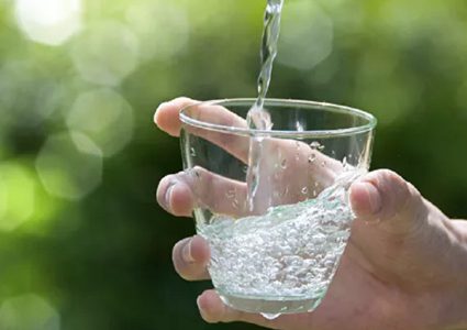 طبيب يشرح أهمية الإكثار من شرب الماء للوقاية من فيروس كورونا!