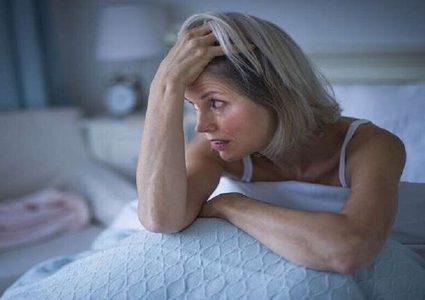 وضعية نوم وحيدة يجب تجنبها للتخلص من ألم الظهر والرقبة