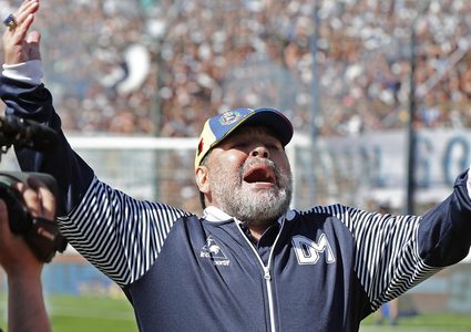 مارادونا يهاجم الأندية العالمية