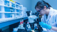 في معركة كورونا.. تعرف إلى مراحل اعتماد الدواء؟