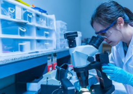 في معركة كورونا.. تعرف إلى مراحل اعتماد الدواء؟