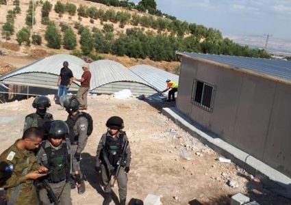 الاحتلال يفكك "بركسا" جنوب الخليل