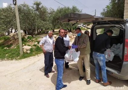 مركز أبحاث الأراضي ومديرية زراعة شمال الخليل يوزعون بذور الخضروات