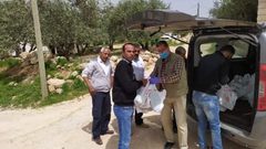 مركز أبحاث الأراضي ومديرية زراعة شمال الخليل يوزعون بذور الخضروات