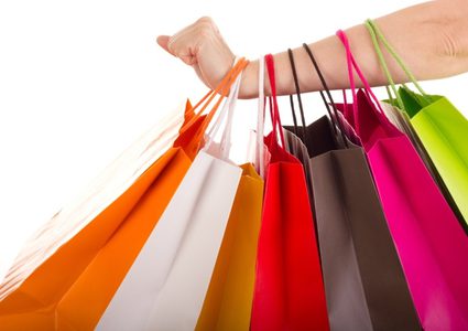 نجمات يعرضن أزياءهن للبيع لمحاربة كورونا