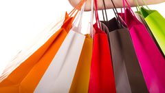 نجمات يعرضن أزياءهن للبيع لمحاربة كورونا