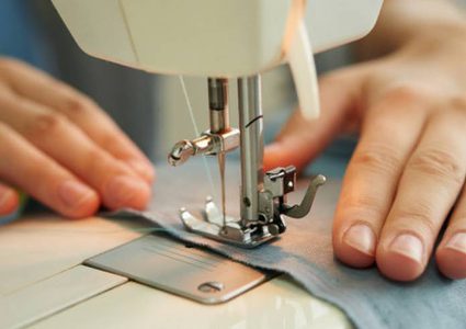 اغلاق ثلاثة مشاغل خياطة غير مرخصة بطولكرم ونابلس والخليل