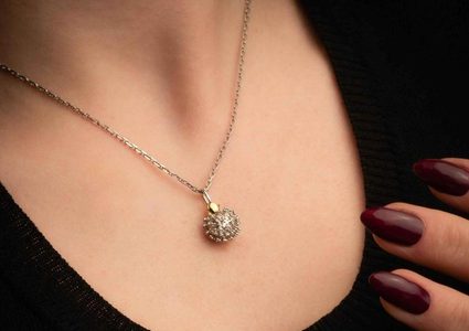 روسيا.. شركة مجوهرات تبدأ بتصنيع قلادة فيروس "عدو البشرية"