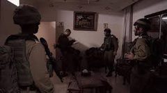 الاحتلال يفتش عددا من المنازل في يطا جنوب الخليل