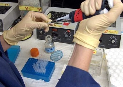 مختص بالأمراض الجينية: كورونا يمكن أن يطور نفسه وقد يستمر لعامين