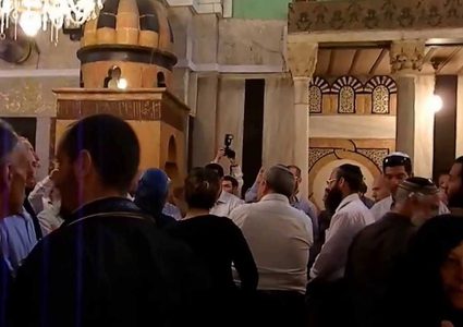 مستوطنون يحطمون شواهد قبور في قرية برقة شمال نابلس