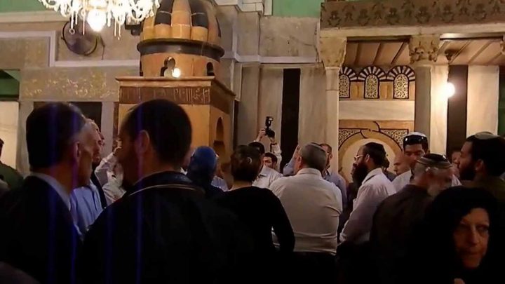 مستوطنون يحطمون شواهد قبور في قرية برقة شمال نابلس