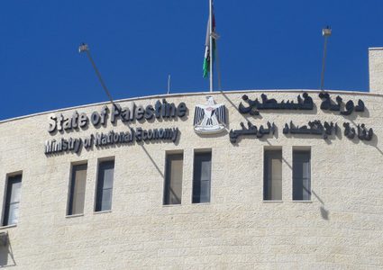 الاقتصاد تغلق منشأتين صناعيتين مخالفتين في الخليل