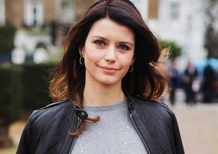 كيف كانت بيرين سات في طفولتها