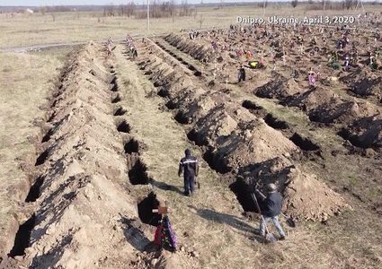 أوكرانيا.. عمدة مدينة يحفر القبور للتحذير من خطر كورونا