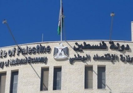 وزارة الاقتصاد تغلق مشغل خياطة يعمل على إنتاج كمامات مخالفة