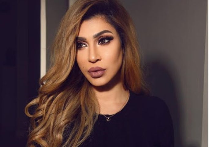 الفنانة البحرينية فاطمة عبد الرحيم تخالف الحجر المنزلي