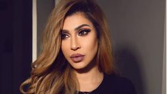 الفنانة البحرينية فاطمة عبد الرحيم تخالف الحجر المنزلي