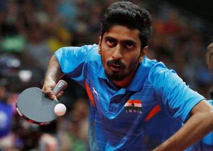 لاعب تنس هندي يتدرب مع روبوت