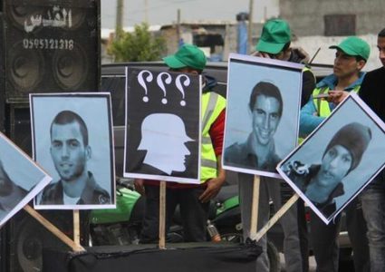 صحيفة عبرية تطالب نتنياهو باقتناص فرصة مبادرة حماس حول الأسرى