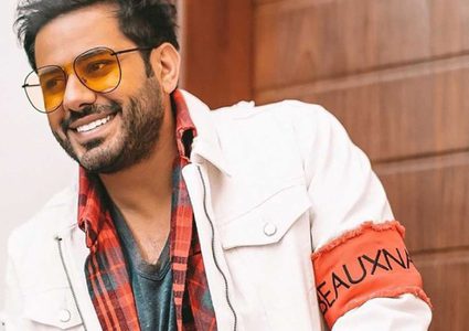 الفنان الكويتي عبدالله بوشهري يخرج من الحجر الصحي