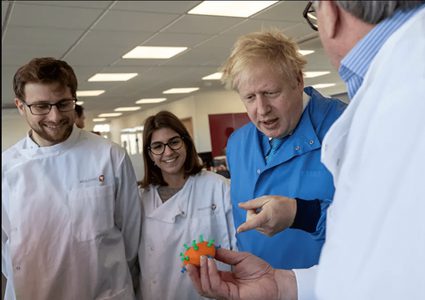 رئيس وزراء بريطانيا جونسون يغادر المستشفى متعافيا من كورونا