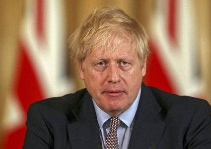 جونسون يصفق للأطباء الذين يواجهون وباء كورونا