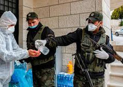 بلدية نحالين تعقم شوارع وأحياء اقتحمتها قوات الاحتلال