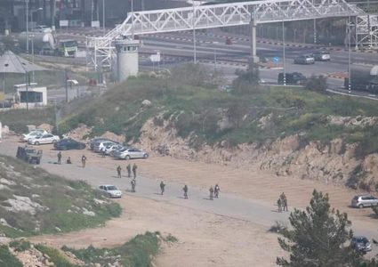 قوات الاحتلال تلقي عاملاً فلسطينياً مُشتبه إصابته بفيروس كورونا