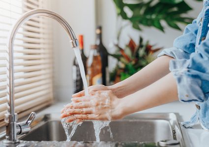 خبراء يحذرون من خطورة غسل الأيدي والتعقيم بكثرة