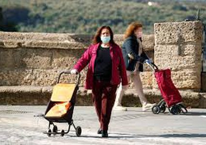 اسبانيا تسمح لبعض القطاعات بالعود للعمل مرتدين الكمامات