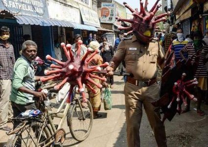 طرق غريبة تتبعها الشرطة الهندية في معاقبة مخالفي الاغلاق